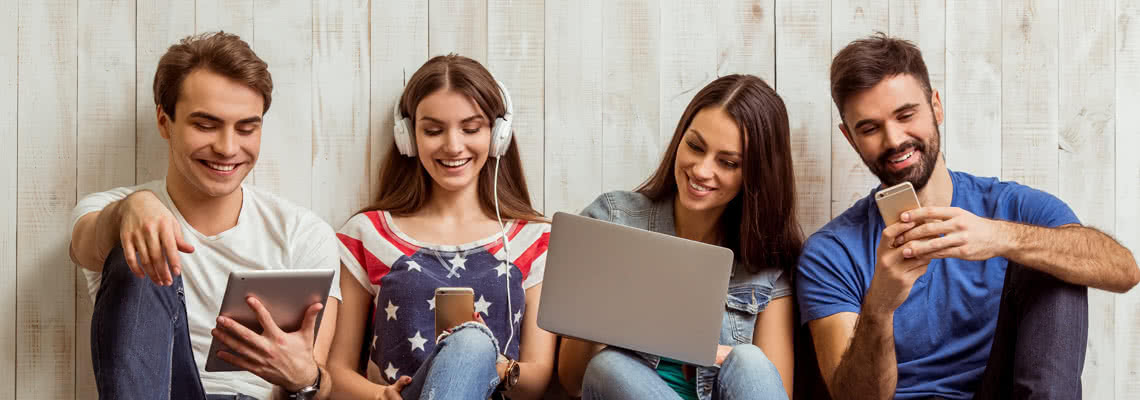 Studenten an mobilen Geräten